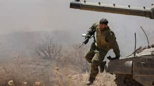 Un soldado israelí salta de un tanque, cerca de la frontera entre Israel y Gaza, en medio del conflicto en curso entre Israel y el grupo islamista palestino Hamas, en Israel, el 16 de mayo de 2024.