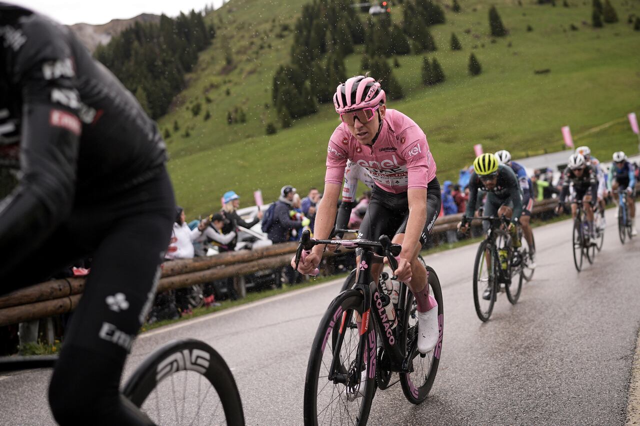 Tadej Pogacar, de la camiseta rosa, pedalea durante la 17ma etapa del Giro de Italia desde Selva di Val Gardena hasta Passo Brocon, Italia, el miércoles 22 de mayo de 2024. (Marco Alpozzi/LaPresse vía AP)