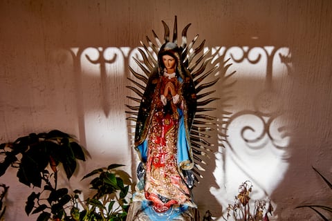 El altar en la casa es un gran homenaje para la Virgen de Guadalupe.