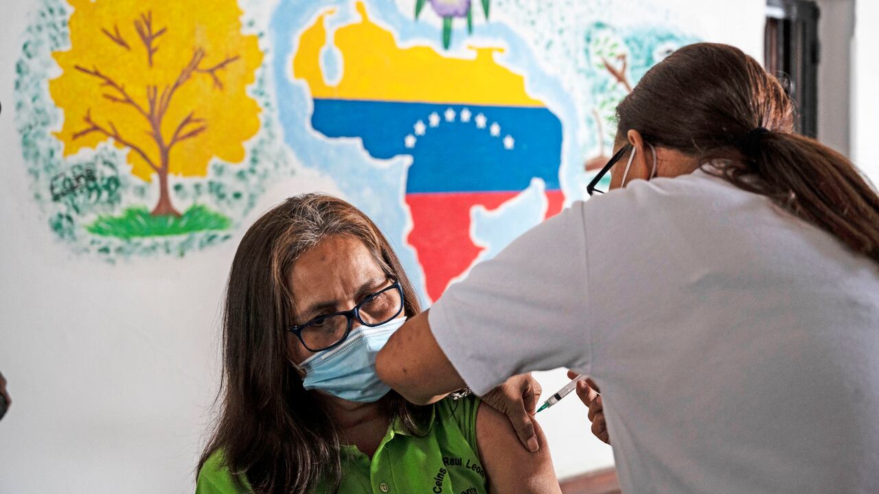 Venezuela inició la vacunación de docentes