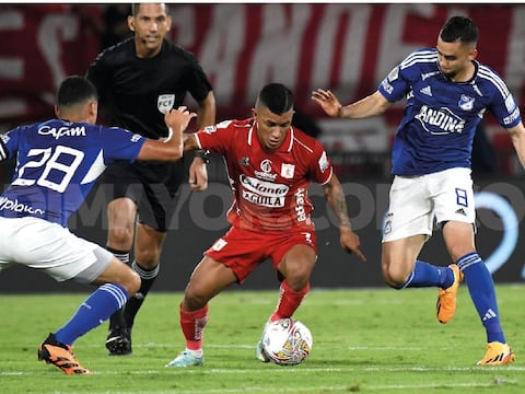 Daniel Giraldo en la disputa de un balón con Cristian Barrios.