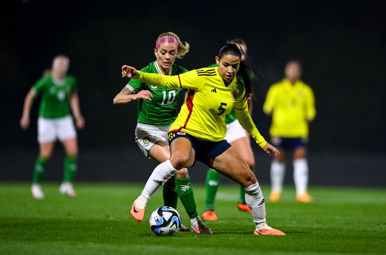 Denise O'Sullivan disputando un balón con Lorena Bedoya.