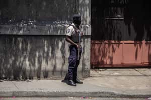 La policía patrulla el área metropolitana de Puerto Príncipe, Haití