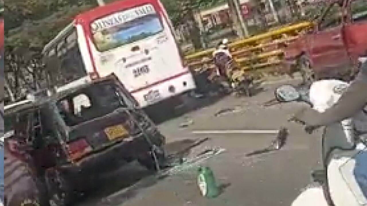 En un video se observa cómo los vehículos colisionaron entre sí contra el bus de la empresa Líneas del Valle.