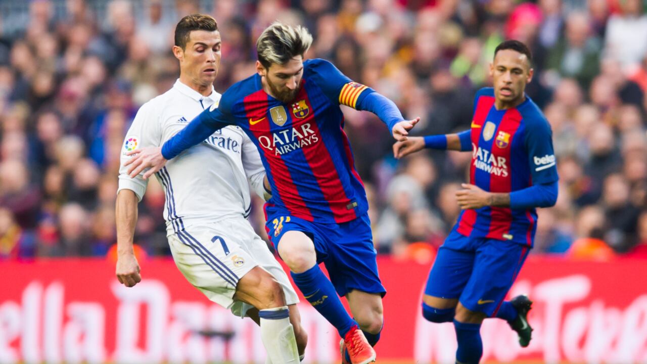 BARCELONA, SPAIN - DECEMBER 03: Lionel Messi of FC Barcelona conducts the ball next to Cristiano Ronaldo of Real Madrid CF during the La Liga match between FC Barcelona and Real Madrid CF at Camp Nou stadium on December 3, 2016 in Barcelona, Spain. (Photo by Getty Images/Alex Caparros)