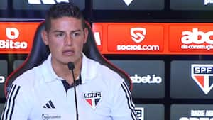 James atendiendo a la prensa brasileña en su presentación con Sao Paulo.