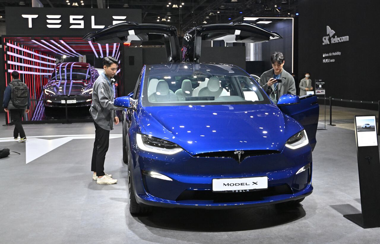 El valor de los vehículos de Tesla se redujo entre un 2 % y casi un 6 % en Estados Unidos, lo que, según algunos analistas, podría afectar la rentabilidad de la compañía del magnate Elon Musk.  (Photo by Jung Yeon-je / AFP)