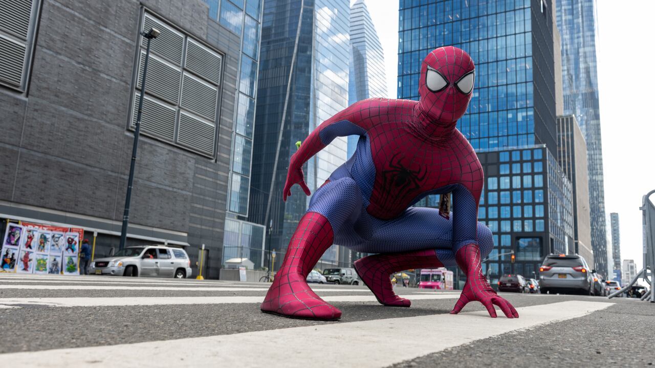 NUEVA YORK, NUEVA YORK - 8 DE OCTUBRE: Un cosplayer disfrazado de Spiderman posa en la calle fuera del Día 2 de la Comic Con de Nueva York en el Javits Center el 8 de octubre de 2021 en la ciudad de Nueva York. Comic Con ha vuelto este año tras ser cancelada en 2020 por la pandemia de coronavirus. (Foto de Alexi Rosenfeld / Getty Images)