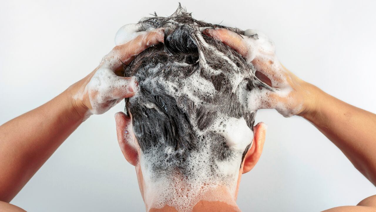 El shampoo debe aplicarse en el cuero cabelludo y con la espuma producida se limpian las otras zonas del cabello.