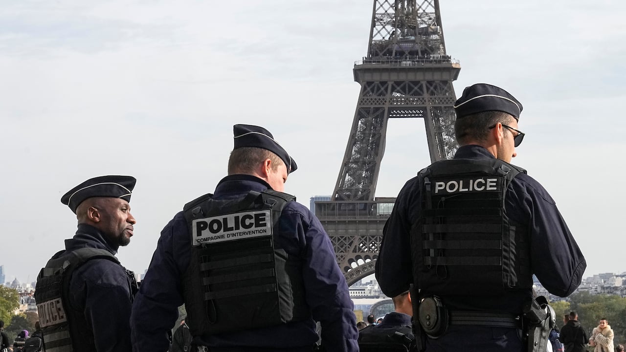 La policía cerca de la plaza Trocadero frente la Torre Eiffel. El viernes 31 de mayo del 2024, el Ministerio del Interior de Francia confirmó que evitaron un plan de ataque durante los Juegos Olímpicos. (AP Foto/Michel Euler)
