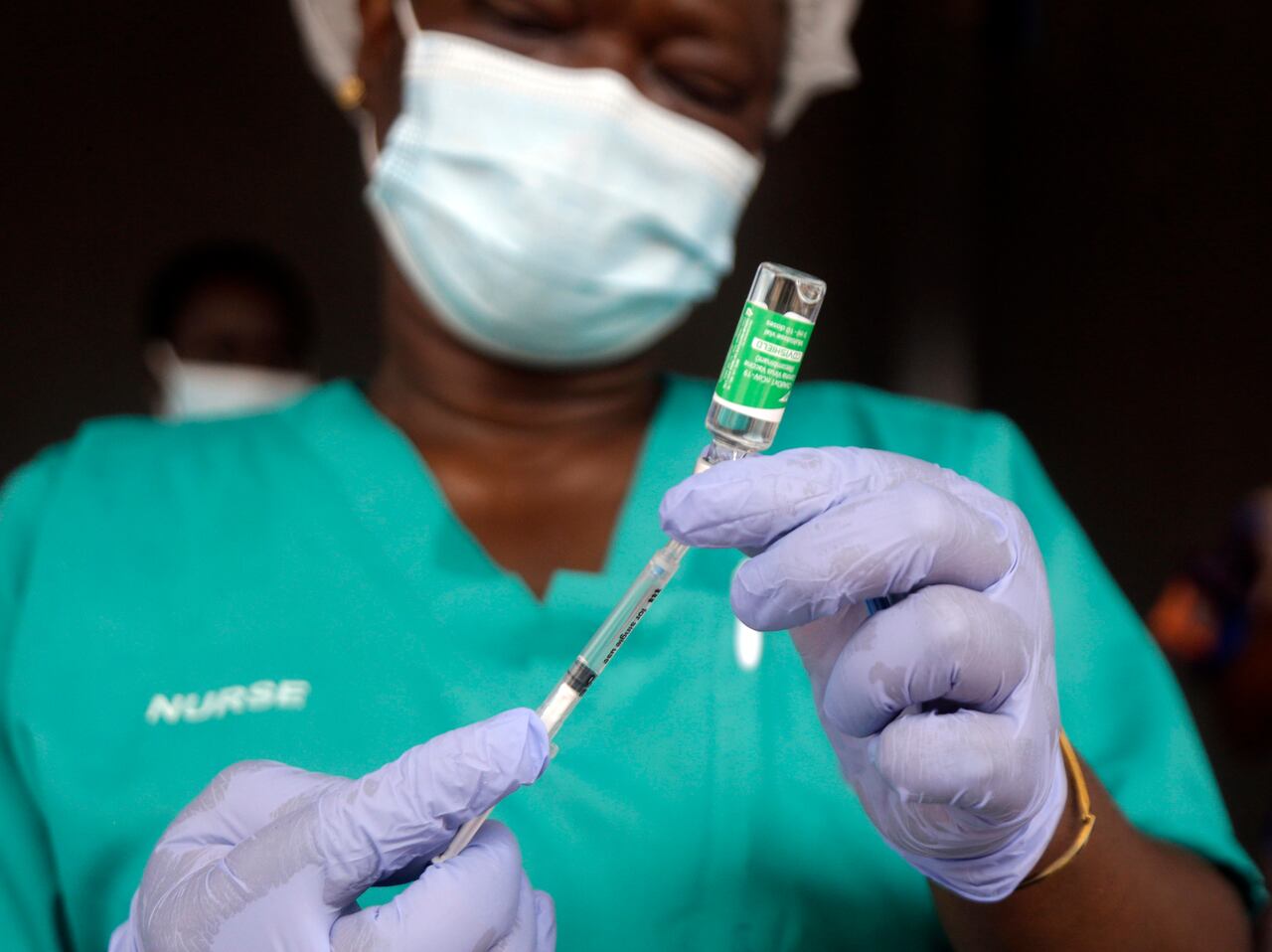 Una enfermera prepara una de las vacunas contra el COVID-19 en Nigeria, con el fármaco de AstraZeneca producido por el Serum Institute of India y distribuido a través de la iniciativa global COVAX, en el hospital Yaba Mainland de Lagos, Nigeria. (AP Foto/Sunday Alamba, archivo)