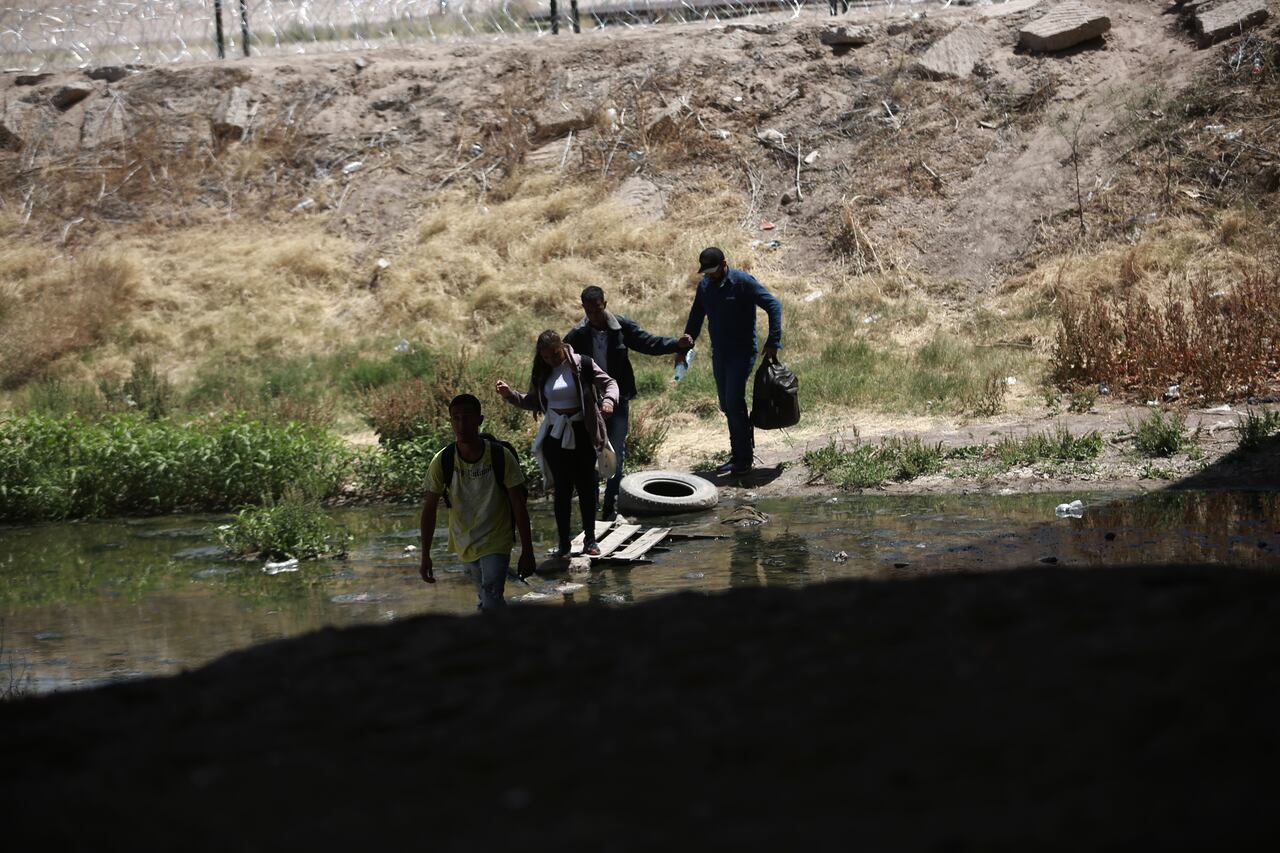 Migrantes intentan cruzar pero ya no son recibidos debido a las nuevas reglas implementadas por el gobierno de los Estados Unidos. Ciudad Juárez, México a 13 de mayo de 2023.