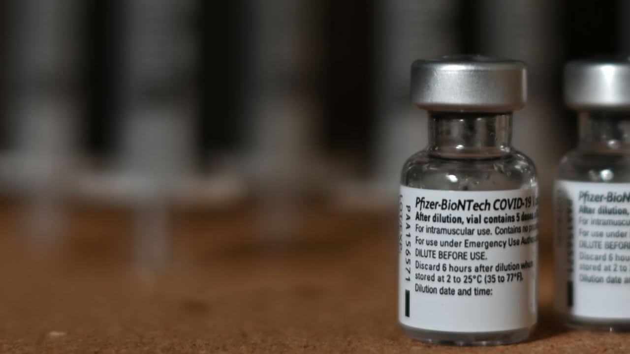 La variante ómicron es una de las más contagiosas y Pfizer ya quiere tener una vacuna que pueda contrarrestarla