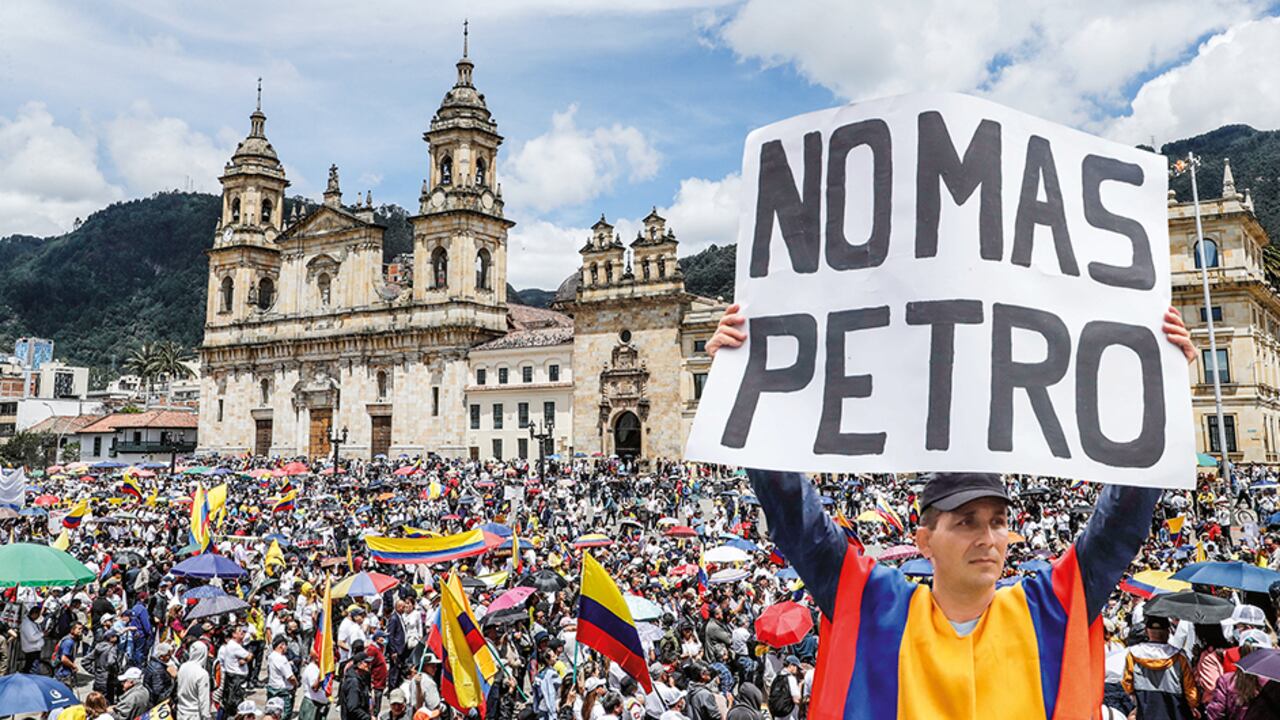  Los opositores, ondeando banderas de Colombia, lograron llenar la Plaza de Bolívar.