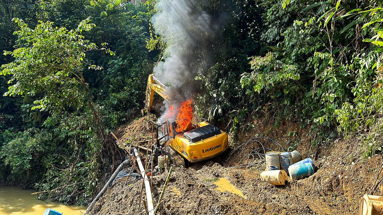 Destruyen maquinaría amarilla utilizada por las Farc para minería ilegal