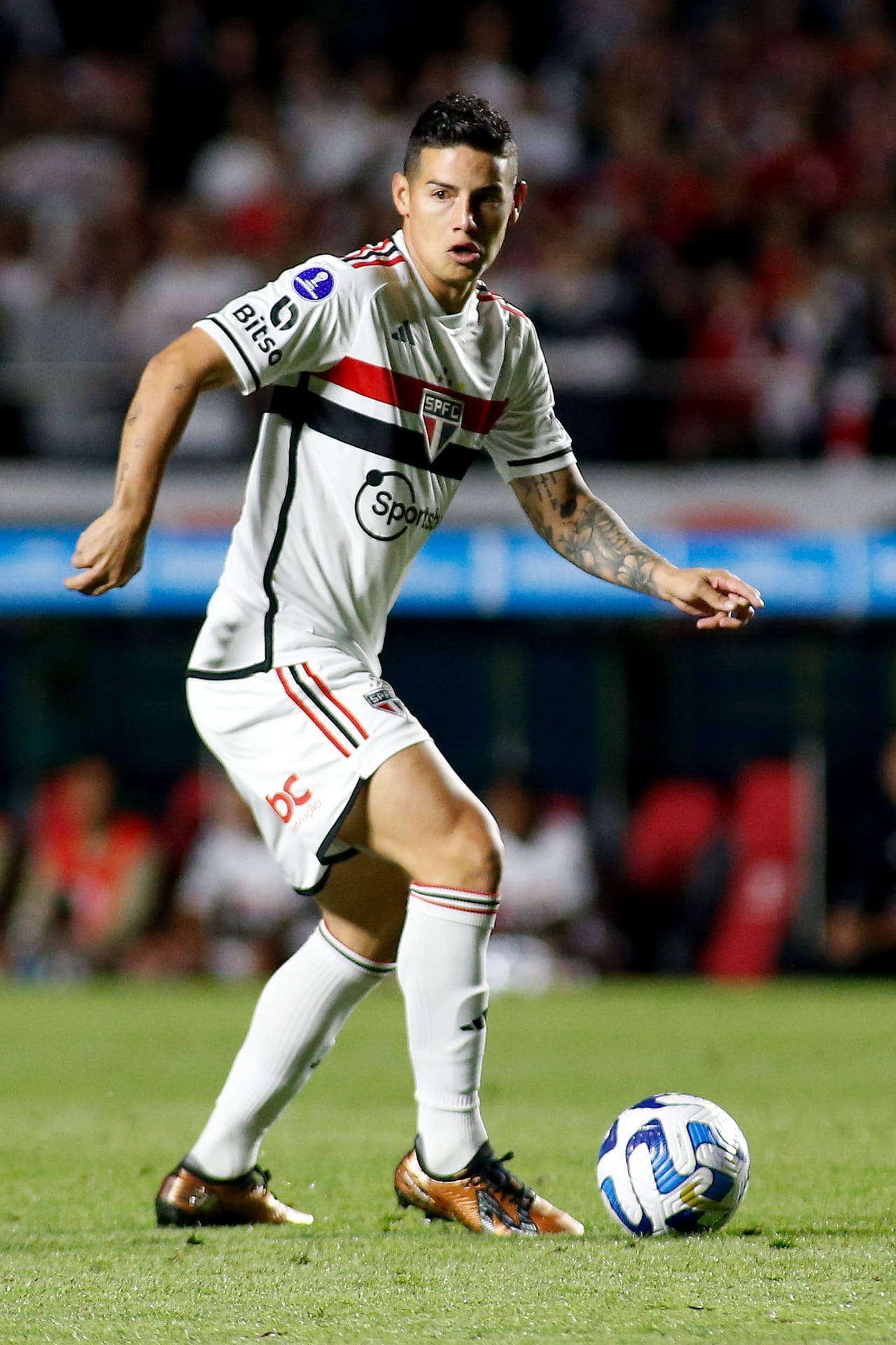 SAO PAULO, BRAZIL - AUGUST 31: James Rodríguez of Sao Paulo controls the ball during a Copa CONMEBOL Sudamericana 2023 quarterfinal second leg match between Sao Paulo and LDU Quito at Morumbi Stadium on August 31, 2023 in Sao Paulo, Brazil. (Photo by Miguel Schincariol/Getty Images)