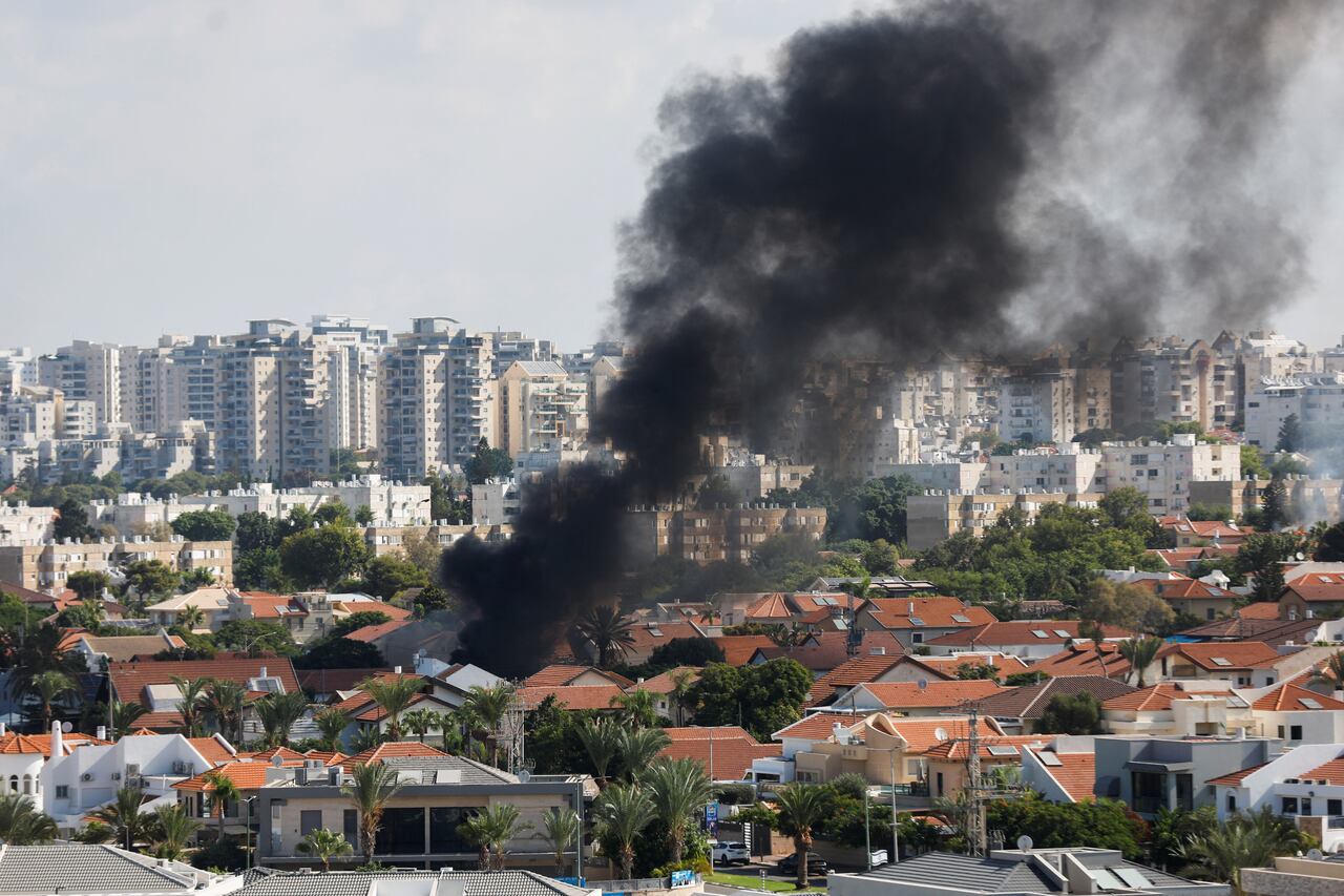 Humo se eleva en el área después de los ataques con cohetes que fueron lanzados desde Gaza, en Ashkelon, Israel, el 7 de octubre de 2023. REUTERS/Amir Cohen.