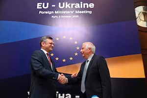 En esta imagen publicada por la cuenta de X, antes Twitter, de Dmytro Kuleba, el lunes 2 de octubre de 2023, el ministro ucraniano de Exteriores, Dmytro Kuleba, a la izquierda, y el Alto Representante de Asuntos Exteriores, Josep Borrell, se estrechan la mano en la apertura de una cumbre informal de ministros de Exteriores de la UE en Kiev, Ucrania. (Cuenta de Dmytro Kuleba en X via AP)