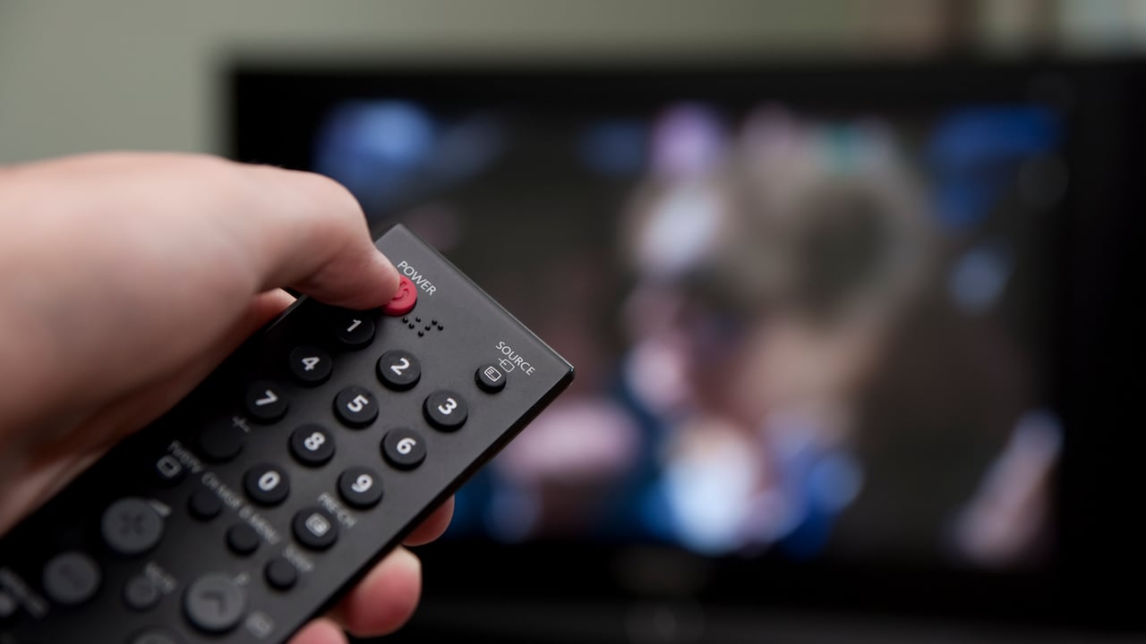Los televisores y otros dispositivos electrónicos están diseñados para apagarse correctamente cuando se utiliza el control remoto.