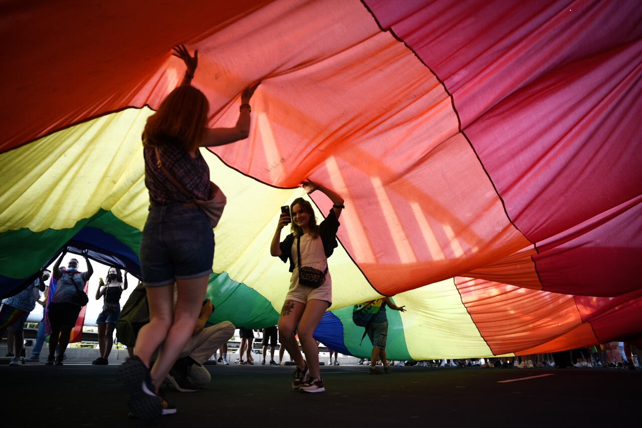 Dos chicas participan en una manifestación convocada por el Día Internacional del Orgullo LGTBI, a 28 de junio de 2021, en Valencia, Comunidad Valenciana, (España). 
Jorge Gil / Europa Press
28/6/2021