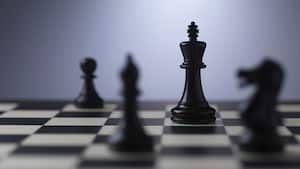 Piezas de ajedrez en un tablero que muestra al rey