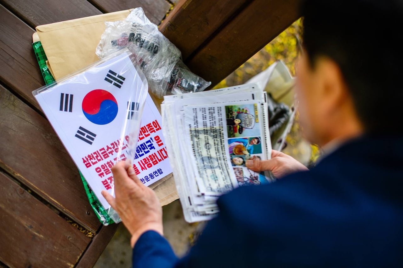Park Sang-hak lanza globos con propaganda para derrocar a Kim Jong Un, dólares y memorias con canciones K-pop