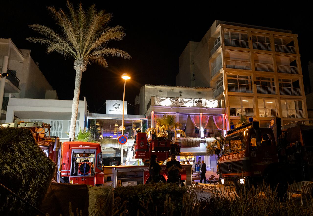Se ven vehículos de emergencia después del colapso de un restaurante de dos pisos, matando a cuatro e hiriendo a 17 personas en Playa de Palma, al sur de la capital de la isla mediterránea española, Palma de Mallorca, el 23 de mayo de 2024.