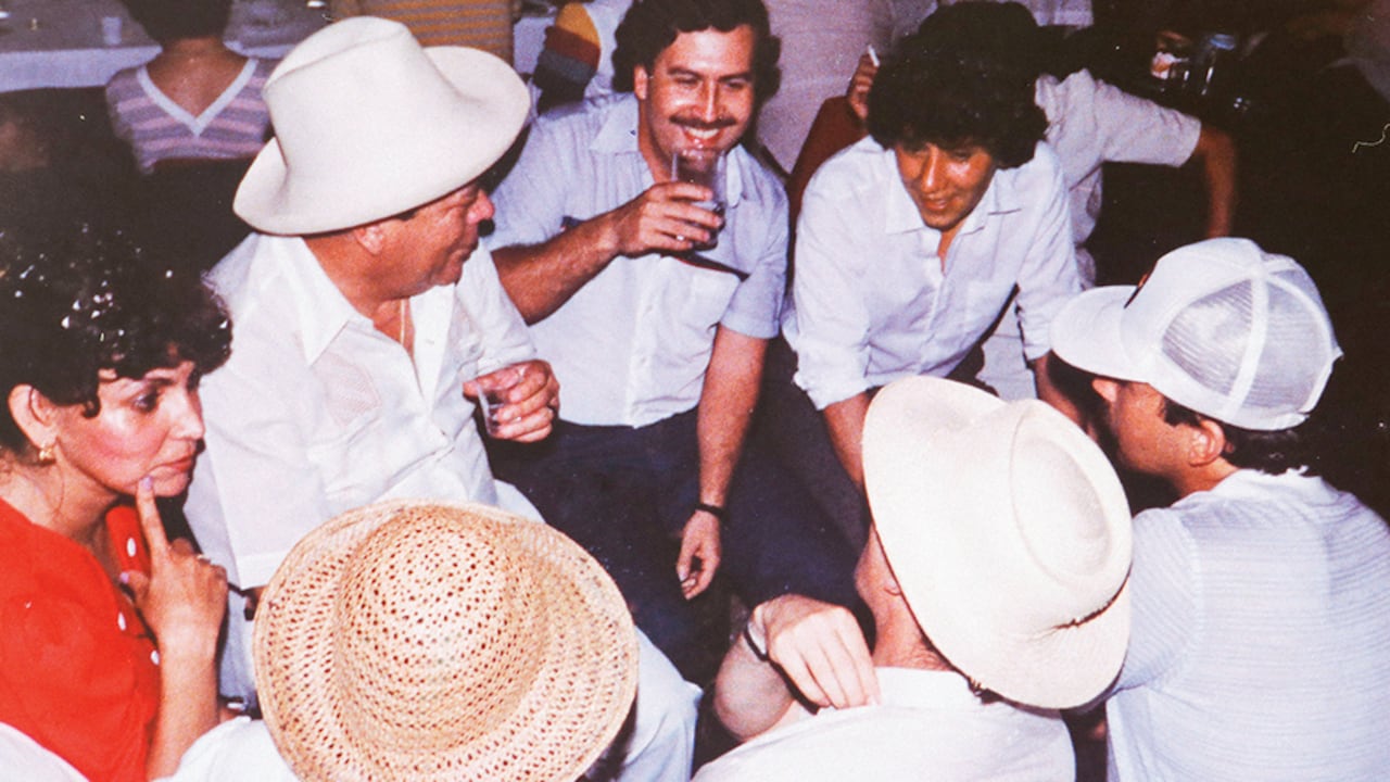  Cercano a la gente, en sus tiempos de político mandó a construir el barrio Pablo Escobar, habitado hoy por unas 16.000 personas.