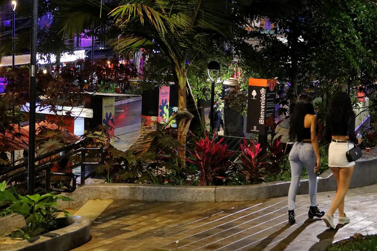 Mujeres caminan en el parque Lleras en Medellín, Colombia, el 13 de junio de 2024.