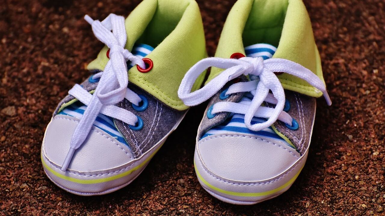 ¿Qué pasa con las personas que se encuentran zapatos de bebé en la calle?
