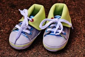 ¿Qué pasa con las personas que se encuentran zapatos de bebé en la calle?