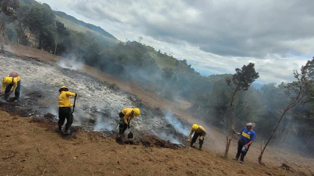 Por incendios forestales en Soacha, la CAR evaluará emitir una declaratoria por contaminación atmosférica en las áreas afectadas.