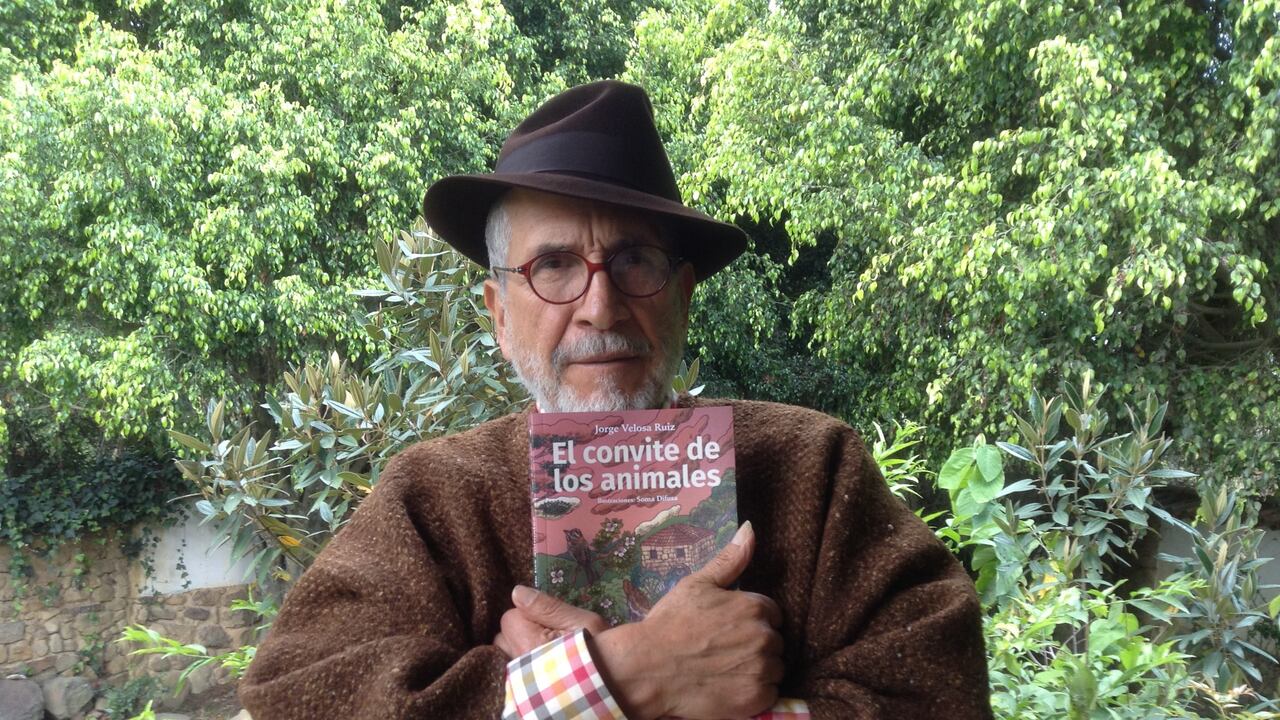 Jorge Velosa con su nuevo libro "El convite de los animales." Cortesía de Editorial Monigote.