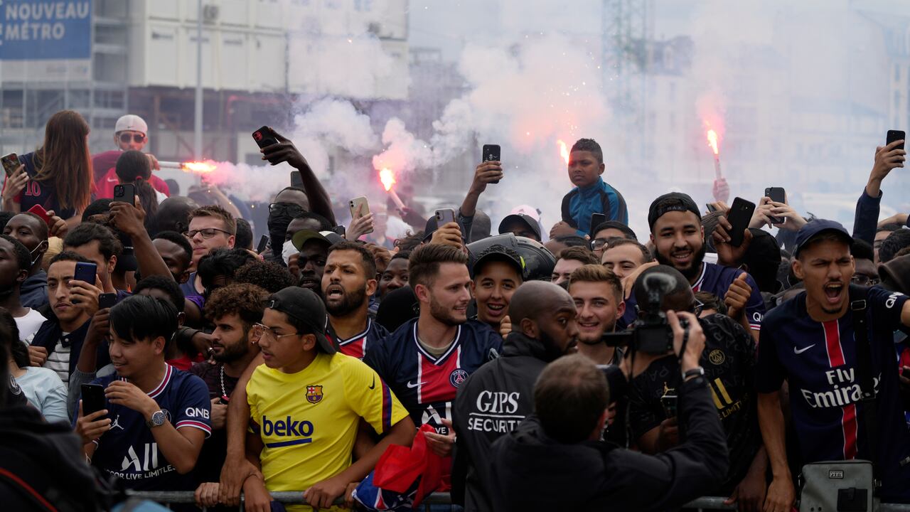 Cientos de hinchas reciben a Messi en París.