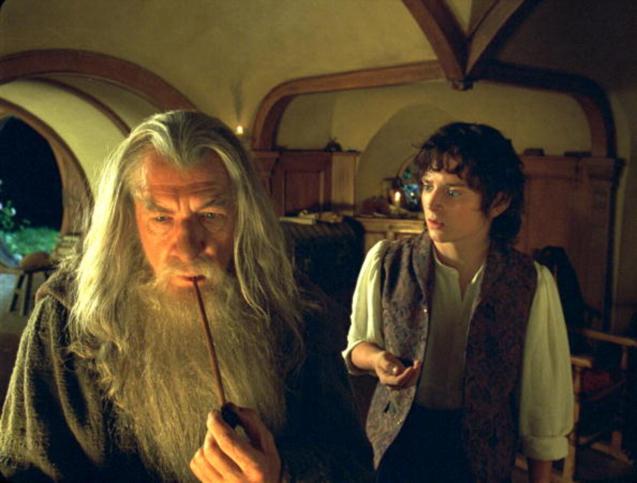 Ian McKellen (izq), quien interpretó a 'Gandalf, y Elijah Wood (der), en el papel de 'Frodo', personajes principales en la historia de El Señor de los Anillos.