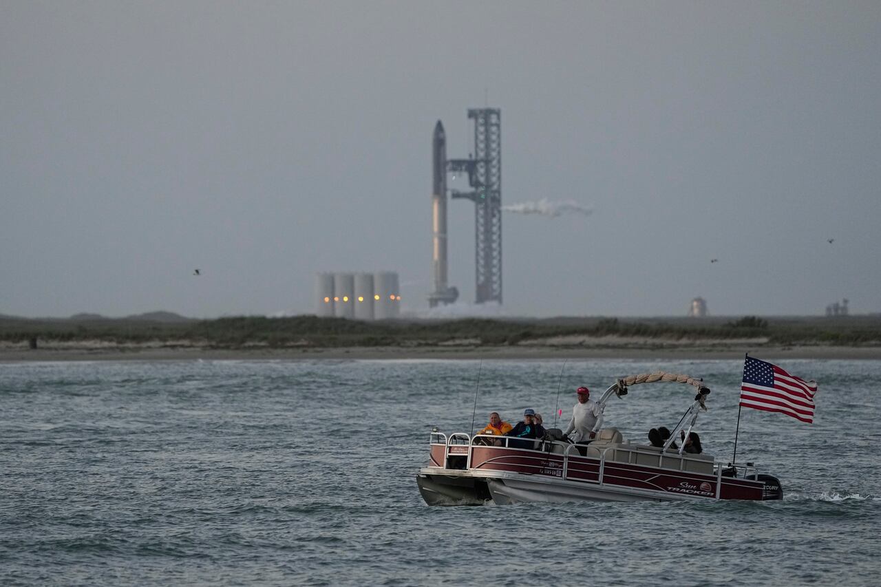 Un navegante pasa junto a Starship de SpaceX, el cohete más grande y poderoso del mundo, mientras se prepara para despegar de Starbase en Boca Chica, Texas