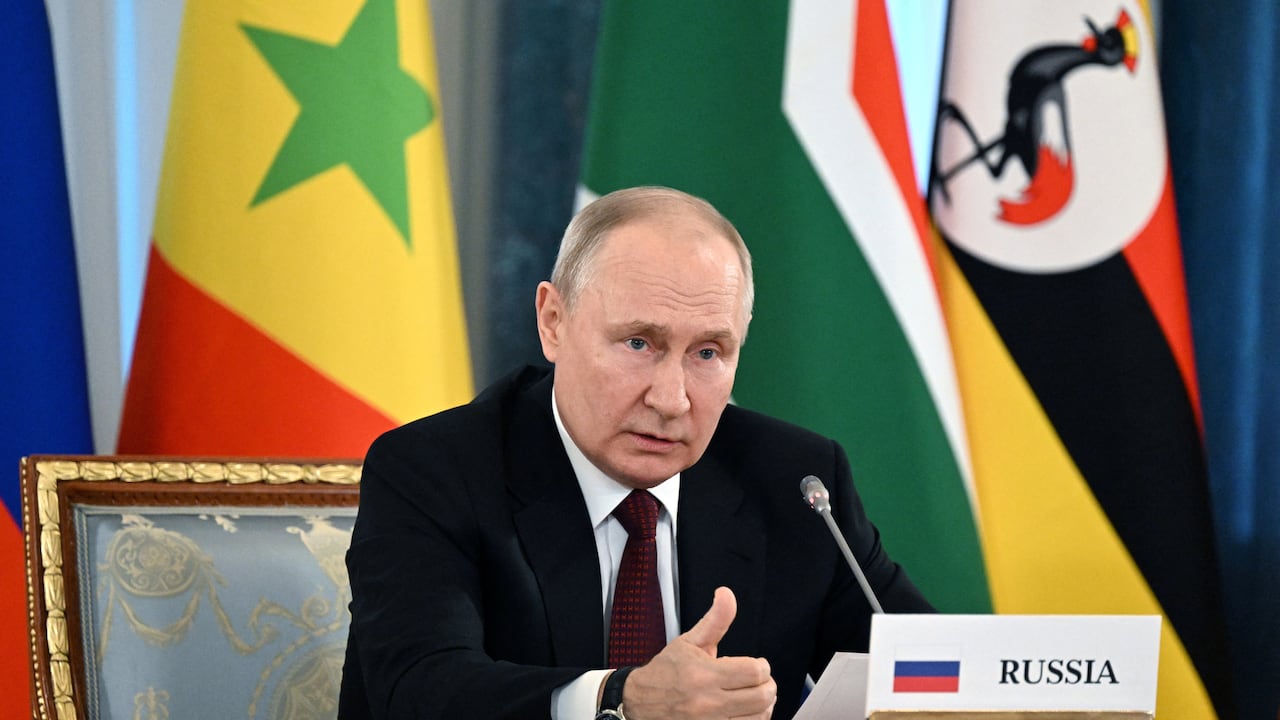 El presidente ruso, Vladimir Putin, asiste a una reunión con una delegación de líderes africanos para discutir su propuesta de abrir conversaciones de paz entre Rusia y Ucrania, en San Petersburgo, Rusia