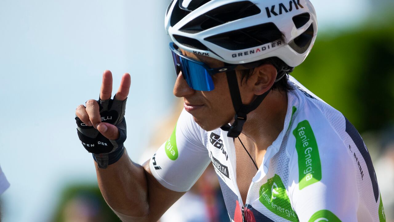 Egan Bernal de Colombia hace una señal después de terminar la etapa 16 de la carrera ciclista La Vuelta entre Laredo y Santa Cruz de Bezama, España. (AP Photo / Lalo R. Villar)
