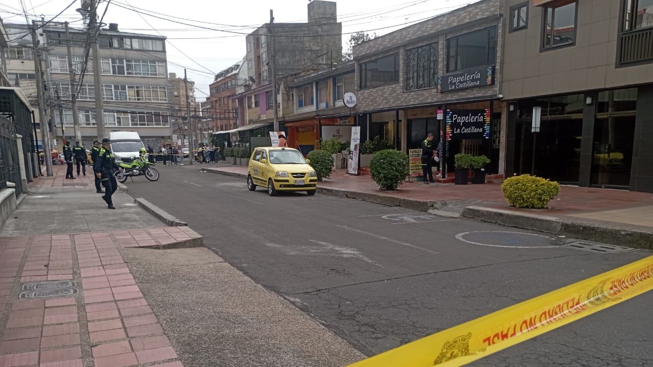 Balacera en Galerías en Bogotá dejó un taxi afectado.