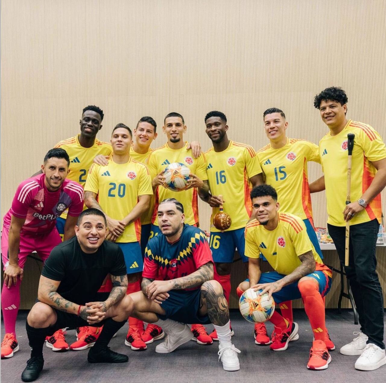 Ryan Castro con jugadores de la Selección Colombia
