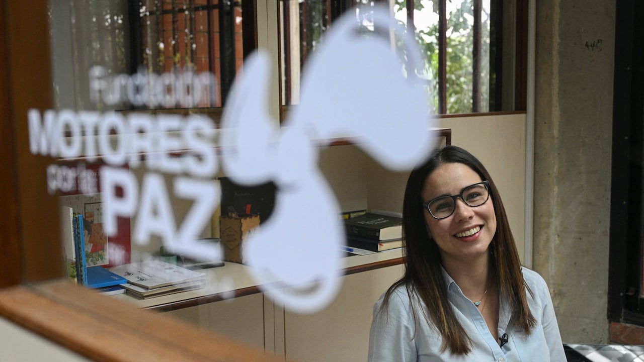 La directora de la Fundación "Motores por la Paz", Bárbara Guerra, sonríe durante una entrevista con la AFP en la Universidad Metropolitana de Caracas el 11 de junio de 2024.