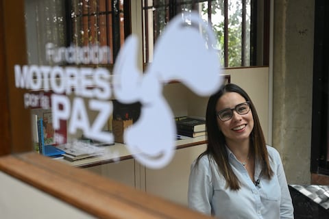 La directora de la Fundación "Motores por la Paz", Bárbara Guerra, sonríe durante una entrevista con la AFP en la Universidad Metropolitana de Caracas el 11 de junio de 2024.