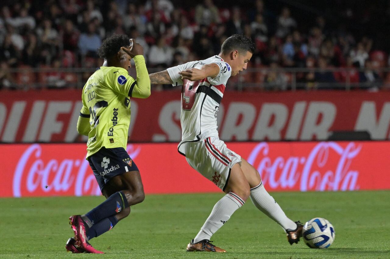 Liga de Quito's midfielder Jhojan Julio (L) and Sao Paulo's Colombian midfielder James Rodriguez vie for the ball during the Copa Sudamericana quarterfinals second leg football match between Brazil's Sao Paulo and Ecuador's Liga de Quito at the Morumbi stadiumn, in Sao Paulo, Brazil, on August 31, 2023. (Photo by NELSON ALMEIDA / AFP)