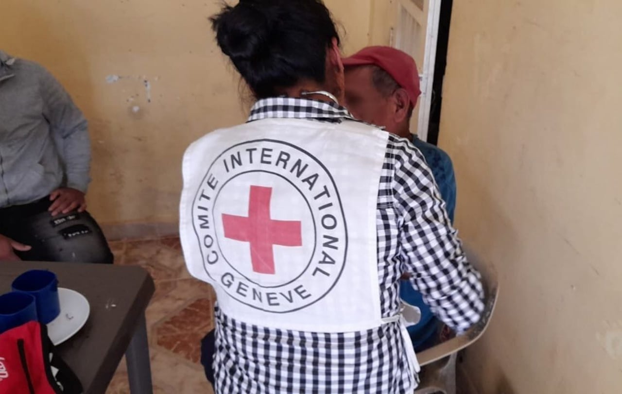 Dos hombres que estaban en poder del Frente Carlos Patiño de las disidencias de las Farc fueron entregados hoy al Comité Internacional de la Cruz Roja (CICR), en zona rural del sur de Cauca