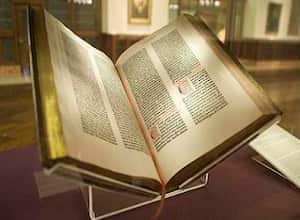 1. Gutenberg - $5.390.000 ($9.575 millones) -  Fue vendida en Londres el 22 de octubre de 1987. La Biblia en 42 líneas es uno de los primeros libros impresos por Johan Gutenberg y Fust Johan (creadores de la imprenta moderna) en 1455. Este es uno de  los mayores tesoros de las colecciones del Ransom Center.