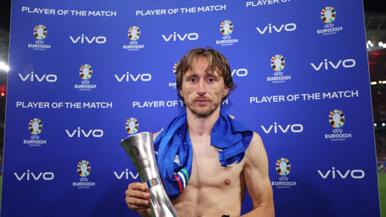 LEIPZIG, ALEMANIA - 24 DE JUNIO: Luka Modric, de Croacia, posa para una foto con el premio Vivo Player of the Match después del partido de la fase de grupos de la UEFA EURO 2024 entre Croacia e Italia en el estadio de fútbol de Leipzig el 24 de junio de 2024 en Leipzig, Alemania. (Foto de Boris Streubel - UEFA/UEFA vía Getty Images)