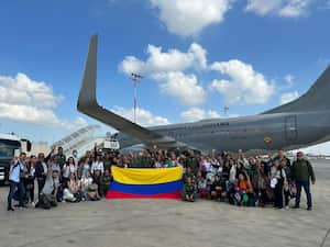 Llega a Tel Aviv el primer avión enviado por el gobierno colombiano a Israel, la aeronave FAC-1219 de la Fuerza Aeroespacial