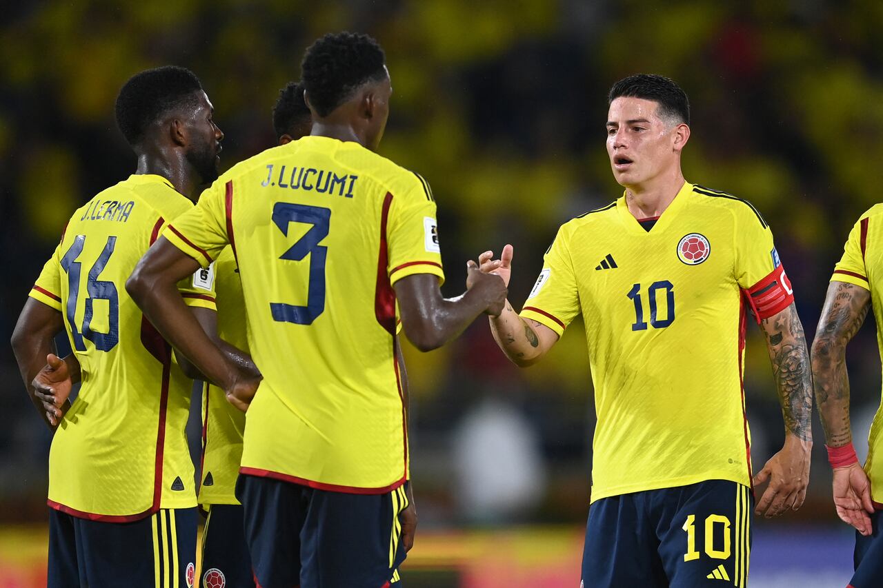 El mediocampista colombiano James Rodríguez (R) celebra con el defensor Jhon Lucumi (2-L) y el mediocampista Jefferson Lerma luego de derrotar a Venezuela al final del partido de fútbol de las Eliminatorias Sudamericanas para la Copa Mundial de la FIFA 2026 entre Colombia y Venezuela en el estadio Metropolitano Roberto Meléndez de Barranquilla. , Colombia, el 7 de septiembre de 2023. (Foto de JUAN BARRETO / AFP)