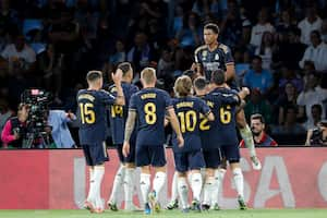 Jude Bellingham, arriba, del Real Madrid, es felicitado después de anotar el gol inicial de su equipo durante el partido de fútbol de la Liga española entre Celta de Vigo y Real Madrid en el estadio Balaidos de Vigo, España, el viernes 25 de agosto de 2023. (Foto AP/Lalo R. Villar)