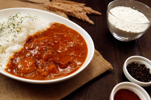 Arroz al curry japonés en la mesa